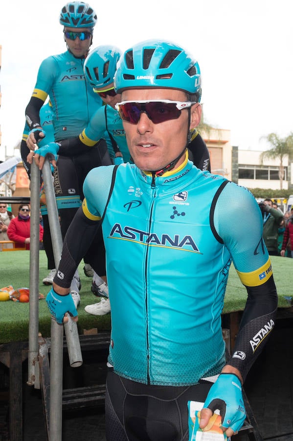 Alejandro Valverde, José Joaquín Rojas, Luis León Sánchez, Tony Martin o Philippe Gilbert son algunas de las caras más conocidas que se congregaron este sábado por la mañana en Beniel para tomar la salida de la Vuelta a Murcia. Una prueba que este año cuenta con un recorrido de 208 kilómetros, la subida de tres puertos y una meta ubicada en la Gran Vía de Murcia