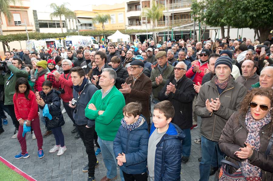 Alejandro Valverde, José Joaquín Rojas, Luis León Sánchez, Tony Martin o Philippe Gilbert son algunas de las caras más conocidas que se congregaron este sábado por la mañana en Beniel para tomar la salida de la Vuelta a Murcia. Una prueba que este año cuenta con un recorrido de 208 kilómetros, la subida de tres puertos y una meta ubicada en la Gran Vía de Murcia