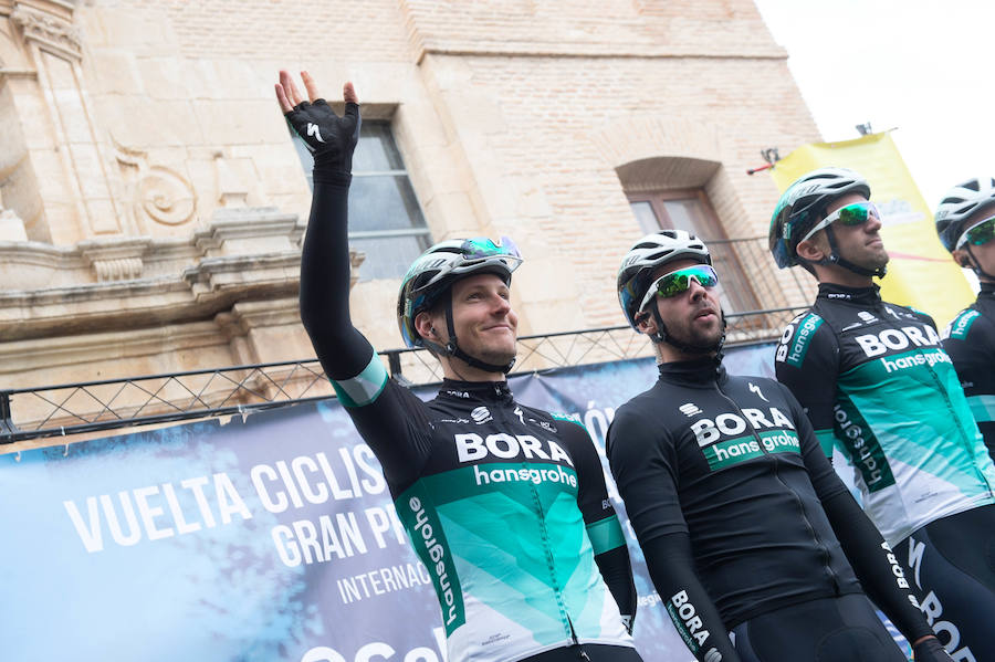 Alejandro Valverde, José Joaquín Rojas, Luis León Sánchez, Tony Martin o Philippe Gilbert son algunas de las caras más conocidas que se congregaron este sábado por la mañana en Beniel para tomar la salida de la Vuelta a Murcia. Una prueba que este año cuenta con un recorrido de 208 kilómetros, la subida de tres puertos y una meta ubicada en la Gran Vía de Murcia