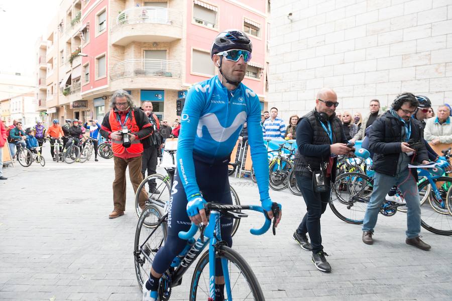 Alejandro Valverde, José Joaquín Rojas, Luis León Sánchez, Tony Martin o Philippe Gilbert son algunas de las caras más conocidas que se congregaron este sábado por la mañana en Beniel para tomar la salida de la Vuelta a Murcia. Una prueba que este año cuenta con un recorrido de 208 kilómetros, la subida de tres puertos y una meta ubicada en la Gran Vía de Murcia