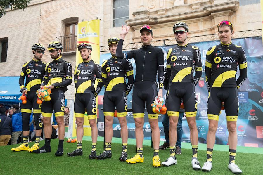 Alejandro Valverde, José Joaquín Rojas, Luis León Sánchez, Tony Martin o Philippe Gilbert son algunas de las caras más conocidas que se congregaron este sábado por la mañana en Beniel para tomar la salida de la Vuelta a Murcia. Una prueba que este año cuenta con un recorrido de 208 kilómetros, la subida de tres puertos y una meta ubicada en la Gran Vía de Murcia