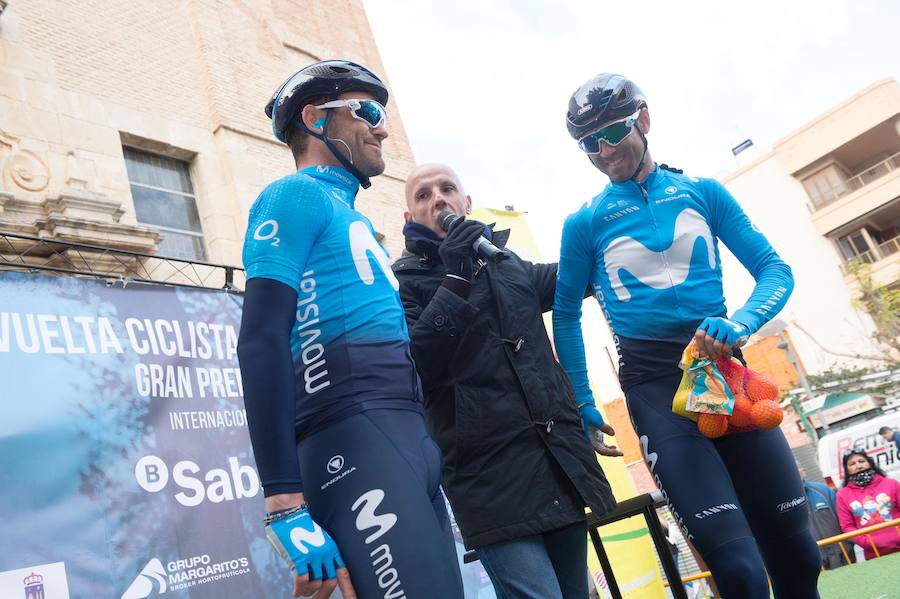 Alejandro Valverde, José Joaquín Rojas, Luis León Sánchez, Tony Martin o Philippe Gilbert son algunas de las caras más conocidas que se congregaron este sábado por la mañana en Beniel para tomar la salida de la Vuelta a Murcia. Una prueba que este año cuenta con un recorrido de 208 kilómetros, la subida de tres puertos y una meta ubicada en la Gran Vía de Murcia