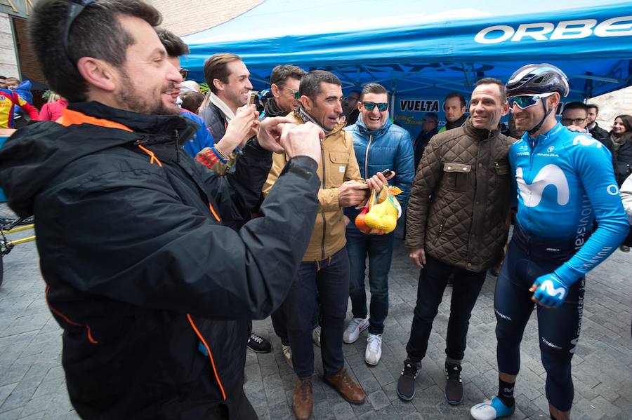 Alejandro Valverde, José Joaquín Rojas, Luis León Sánchez, Tony Martin o Philippe Gilbert son algunas de las caras más conocidas que se congregaron este sábado por la mañana en Beniel para tomar la salida de la Vuelta a Murcia. Una prueba que este año cuenta con un recorrido de 208 kilómetros, la subida de tres puertos y una meta ubicada en la Gran Vía de Murcia