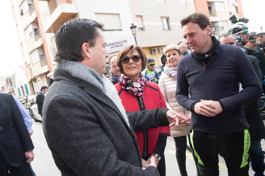 Alejandro Valverde, José Joaquín Rojas, Luis León Sánchez, Tony Martin o Philippe Gilbert son algunas de las caras más conocidas que se congregaron este sábado por la mañana en Beniel para tomar la salida de la Vuelta a Murcia. Una prueba que este año cuenta con un recorrido de 208 kilómetros, la subida de tres puertos y una meta ubicada en la Gran Vía de Murcia