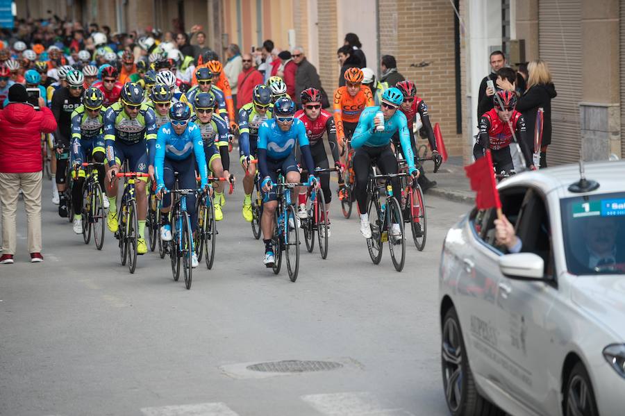 Alejandro Valverde, José Joaquín Rojas, Luis León Sánchez, Tony Martin o Philippe Gilbert son algunas de las caras más conocidas que se congregaron este sábado por la mañana en Beniel para tomar la salida de la Vuelta a Murcia. Una prueba que este año cuenta con un recorrido de 208 kilómetros, la subida de tres puertos y una meta ubicada en la Gran Vía de Murcia
