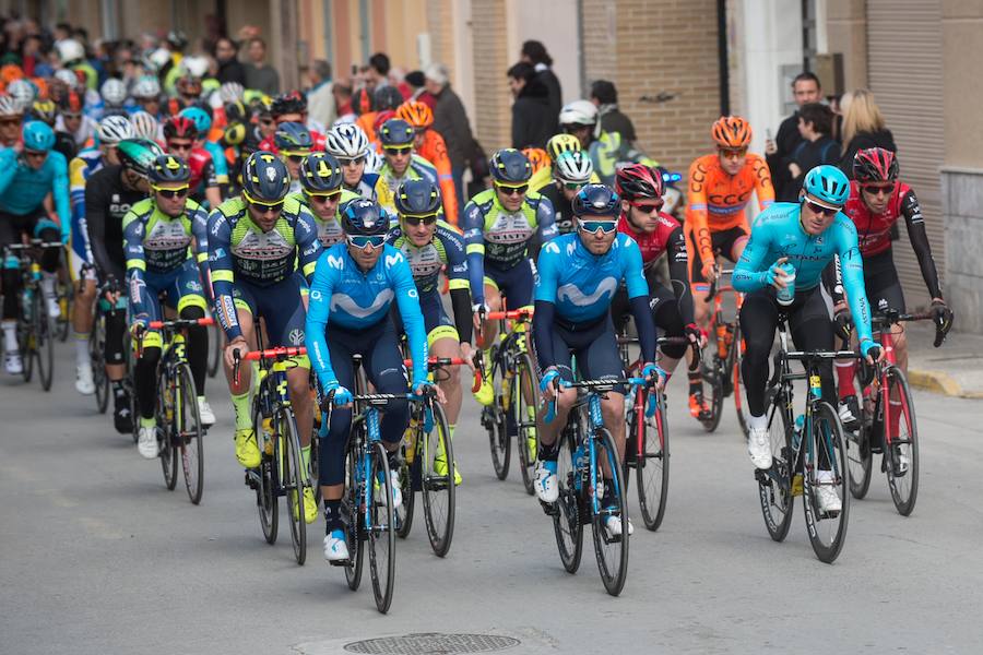 Alejandro Valverde, José Joaquín Rojas, Luis León Sánchez, Tony Martin o Philippe Gilbert son algunas de las caras más conocidas que se congregaron este sábado por la mañana en Beniel para tomar la salida de la Vuelta a Murcia. Una prueba que este año cuenta con un recorrido de 208 kilómetros, la subida de tres puertos y una meta ubicada en la Gran Vía de Murcia