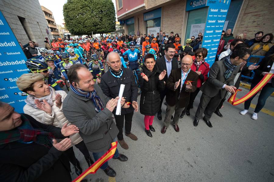 Alejandro Valverde, José Joaquín Rojas, Luis León Sánchez, Tony Martin o Philippe Gilbert son algunas de las caras más conocidas que se congregaron este sábado por la mañana en Beniel para tomar la salida de la Vuelta a Murcia. Una prueba que este año cuenta con un recorrido de 208 kilómetros, la subida de tres puertos y una meta ubicada en la Gran Vía de Murcia