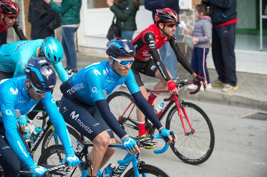 Alejandro Valverde, José Joaquín Rojas, Luis León Sánchez, Tony Martin o Philippe Gilbert son algunas de las caras más conocidas que se congregaron este sábado por la mañana en Beniel para tomar la salida de la Vuelta a Murcia. Una prueba que este año cuenta con un recorrido de 208 kilómetros, la subida de tres puertos y una meta ubicada en la Gran Vía de Murcia