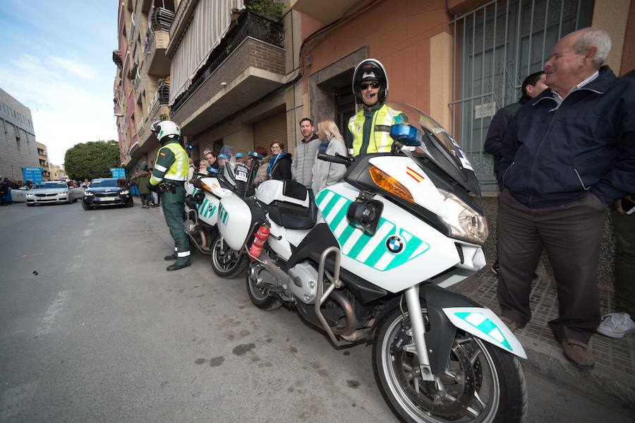 Alejandro Valverde, José Joaquín Rojas, Luis León Sánchez, Tony Martin o Philippe Gilbert son algunas de las caras más conocidas que se congregaron este sábado por la mañana en Beniel para tomar la salida de la Vuelta a Murcia. Una prueba que este año cuenta con un recorrido de 208 kilómetros, la subida de tres puertos y una meta ubicada en la Gran Vía de Murcia