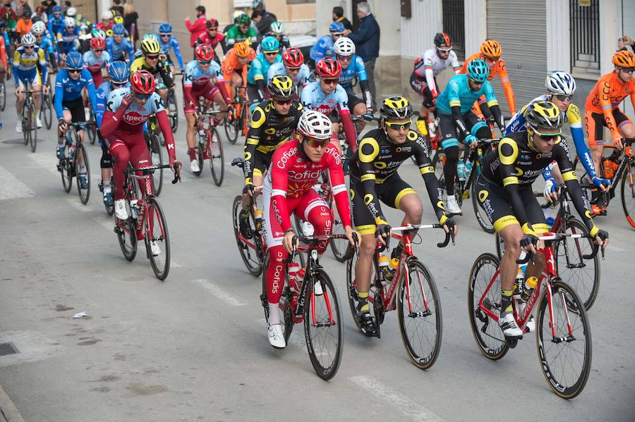 Alejandro Valverde, José Joaquín Rojas, Luis León Sánchez, Tony Martin o Philippe Gilbert son algunas de las caras más conocidas que se congregaron este sábado por la mañana en Beniel para tomar la salida de la Vuelta a Murcia. Una prueba que este año cuenta con un recorrido de 208 kilómetros, la subida de tres puertos y una meta ubicada en la Gran Vía de Murcia