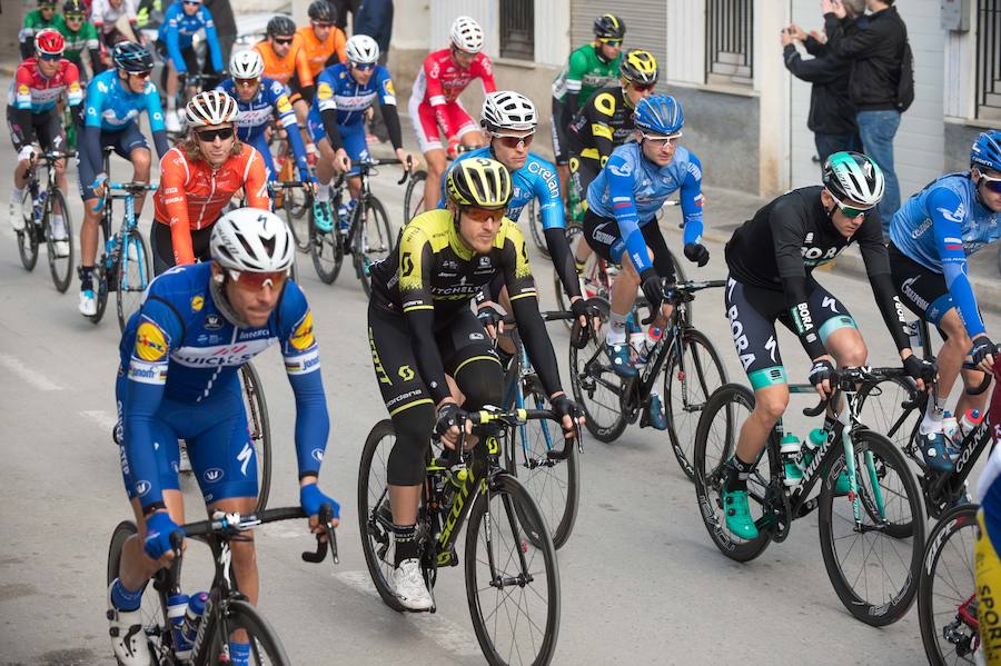 Alejandro Valverde, José Joaquín Rojas, Luis León Sánchez, Tony Martin o Philippe Gilbert son algunas de las caras más conocidas que se congregaron este sábado por la mañana en Beniel para tomar la salida de la Vuelta a Murcia. Una prueba que este año cuenta con un recorrido de 208 kilómetros, la subida de tres puertos y una meta ubicada en la Gran Vía de Murcia