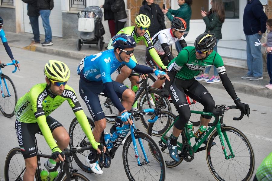 Alejandro Valverde, José Joaquín Rojas, Luis León Sánchez, Tony Martin o Philippe Gilbert son algunas de las caras más conocidas que se congregaron este sábado por la mañana en Beniel para tomar la salida de la Vuelta a Murcia. Una prueba que este año cuenta con un recorrido de 208 kilómetros, la subida de tres puertos y una meta ubicada en la Gran Vía de Murcia
