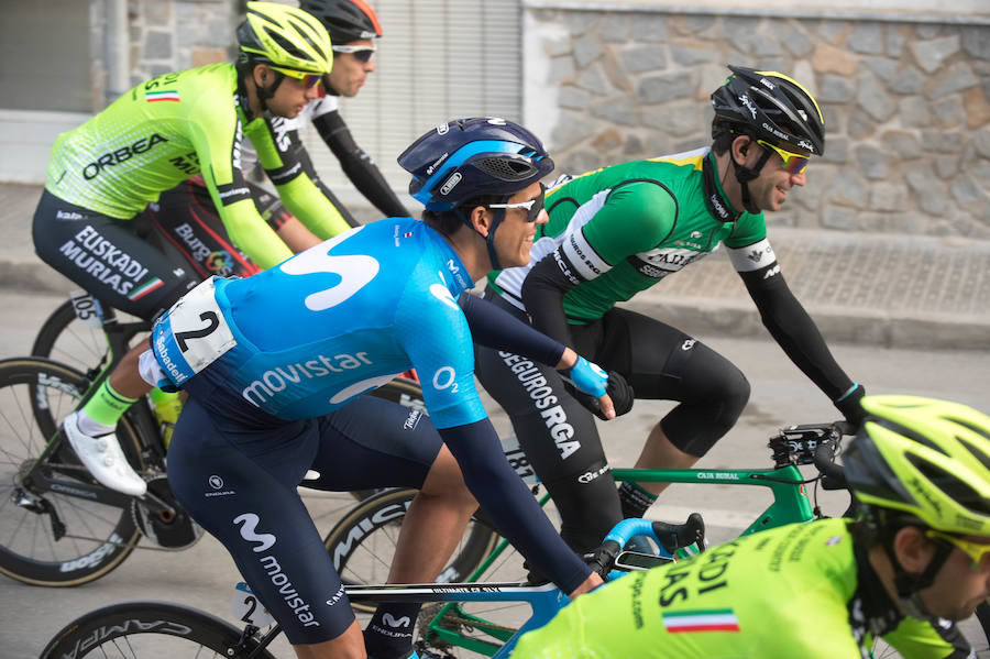 Alejandro Valverde, José Joaquín Rojas, Luis León Sánchez, Tony Martin o Philippe Gilbert son algunas de las caras más conocidas que se congregaron este sábado por la mañana en Beniel para tomar la salida de la Vuelta a Murcia. Una prueba que este año cuenta con un recorrido de 208 kilómetros, la subida de tres puertos y una meta ubicada en la Gran Vía de Murcia