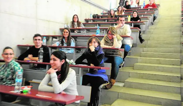 Aspirantes en una de las aulas de la Universidad de Murcia, ayer, durante el examen MIR.