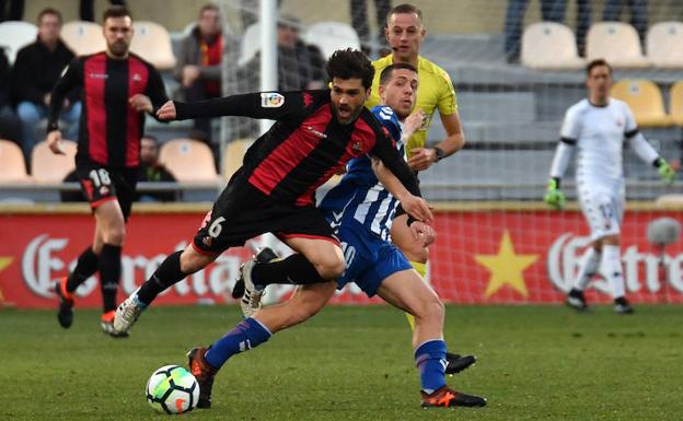 El lorquino Noguera pugna por el balón con Vítor Silva.