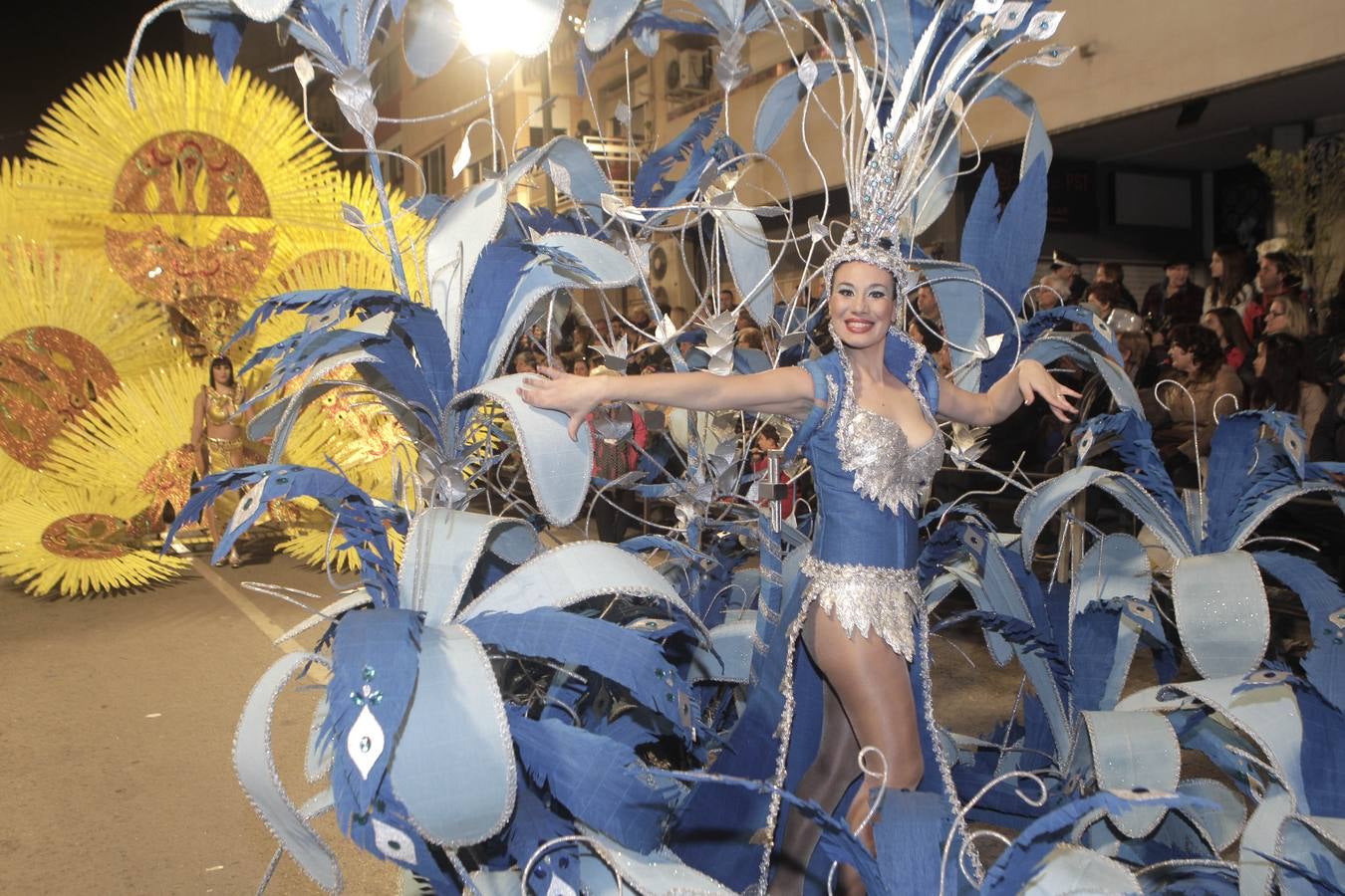 Las plumas y la fantasía desfilan por las calles de Águilas en el Lunes de Carnaval.