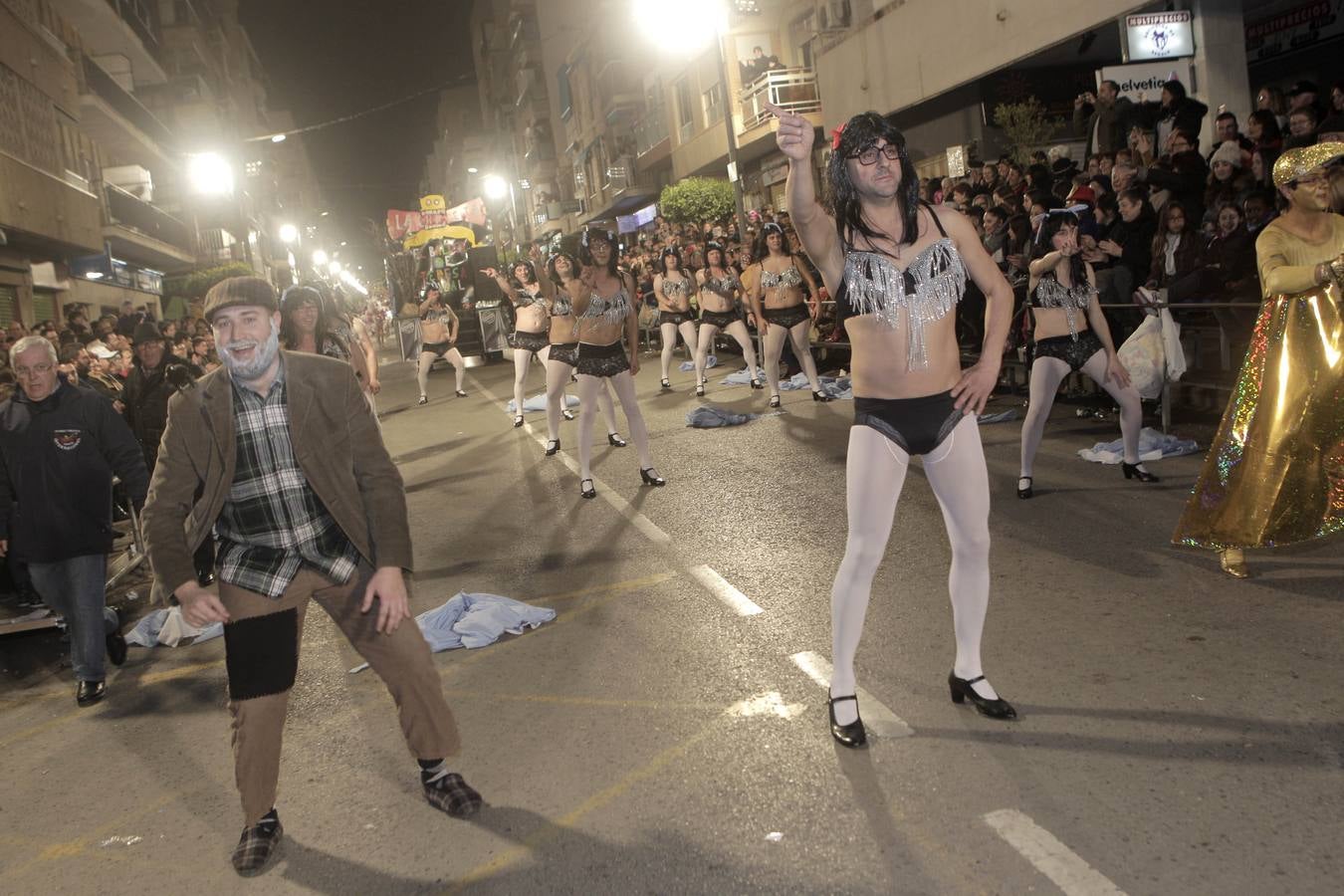 Las plumas y la fantasía desfilan por las calles de Águilas en el Lunes de Carnaval.