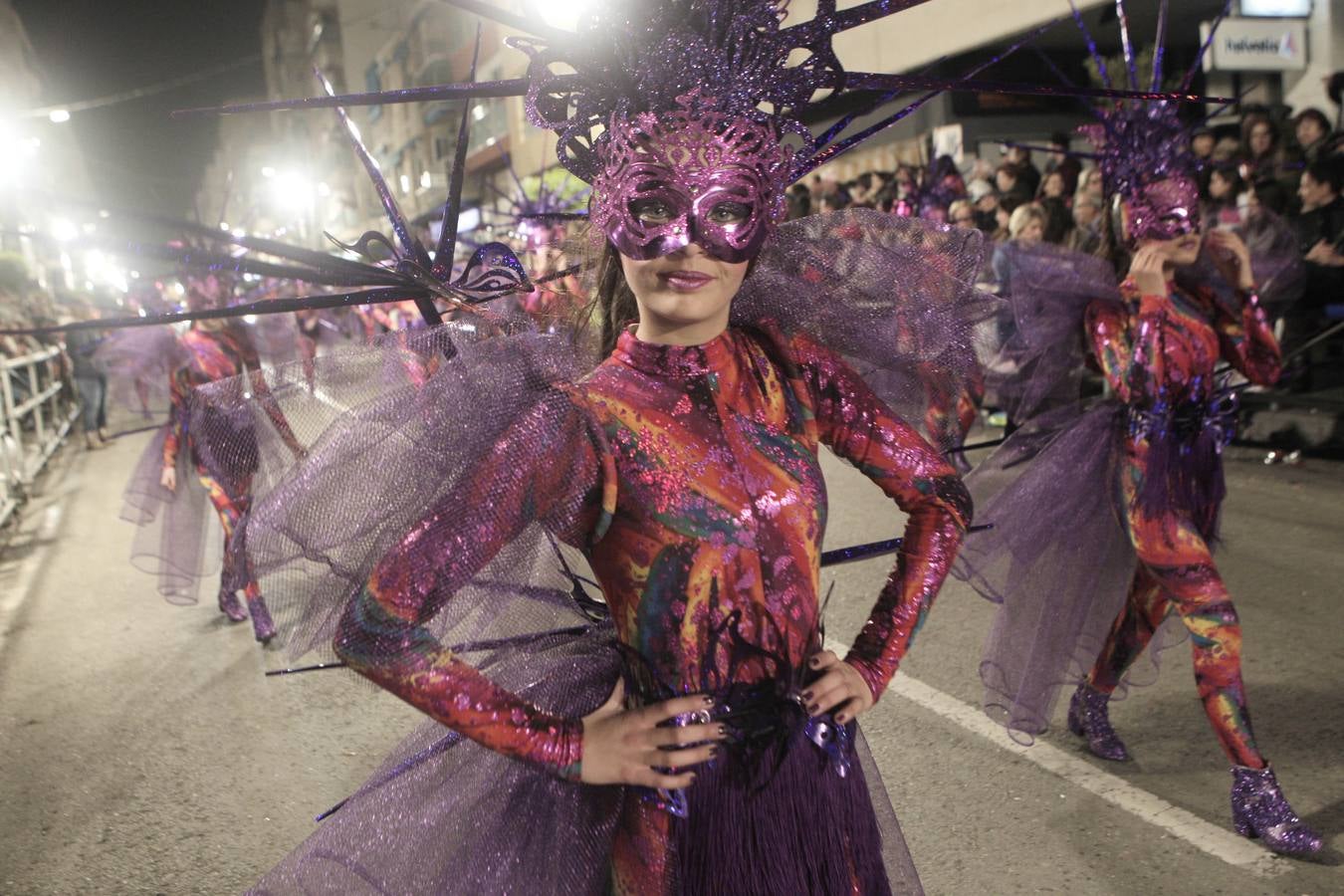 Las plumas y la fantasía desfilan por las calles de Águilas en el Lunes de Carnaval.