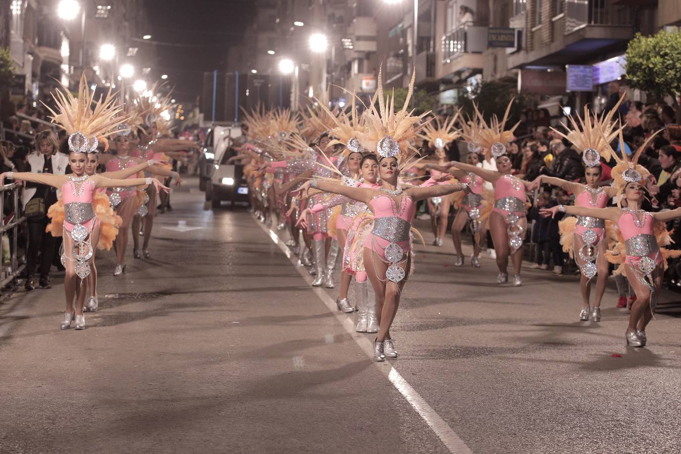 Las plumas y la fantasía desfilan por las calles de Águilas en el Lunes de Carnaval.