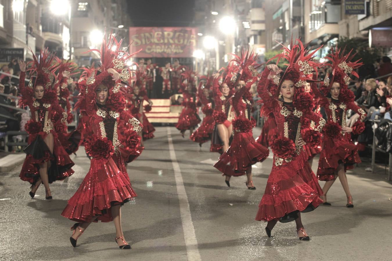 Las plumas y la fantasía desfilan por las calles de Águilas en el Lunes de Carnaval.