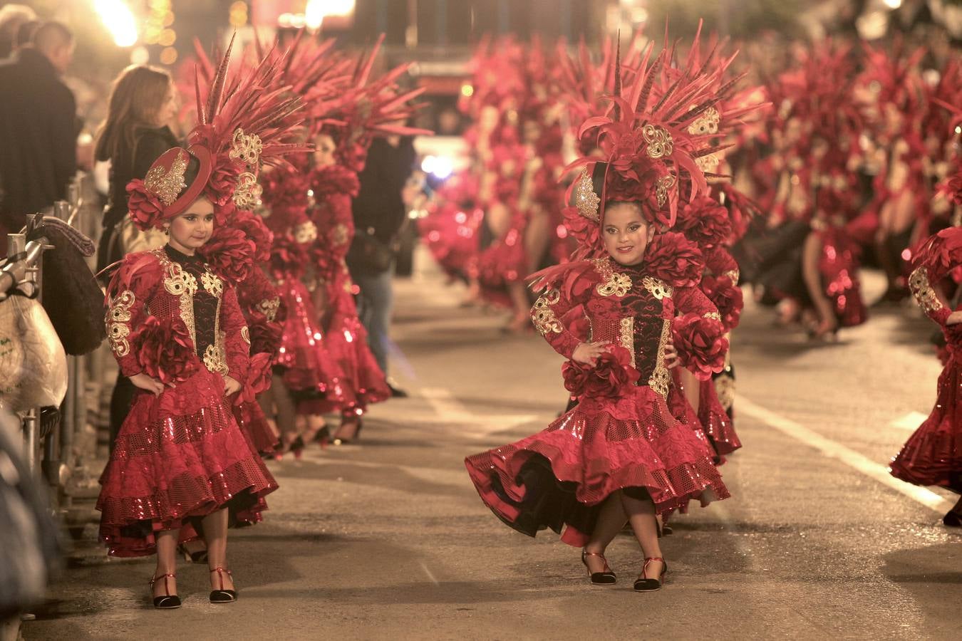 Las plumas y la fantasía desfilan por las calles de Águilas en el Lunes de Carnaval.