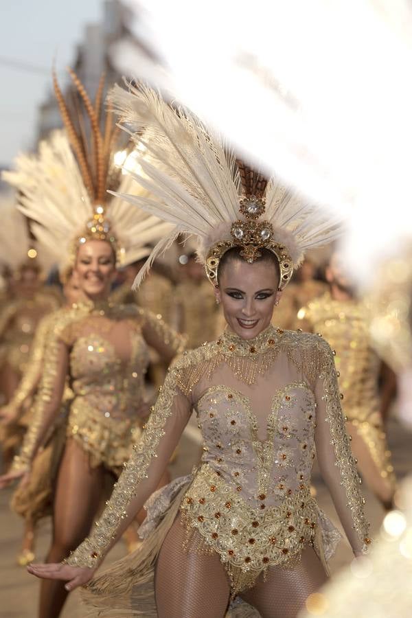 Las plumas y la fantasía desfilan por las calles de Águilas en el Lunes de Carnaval.