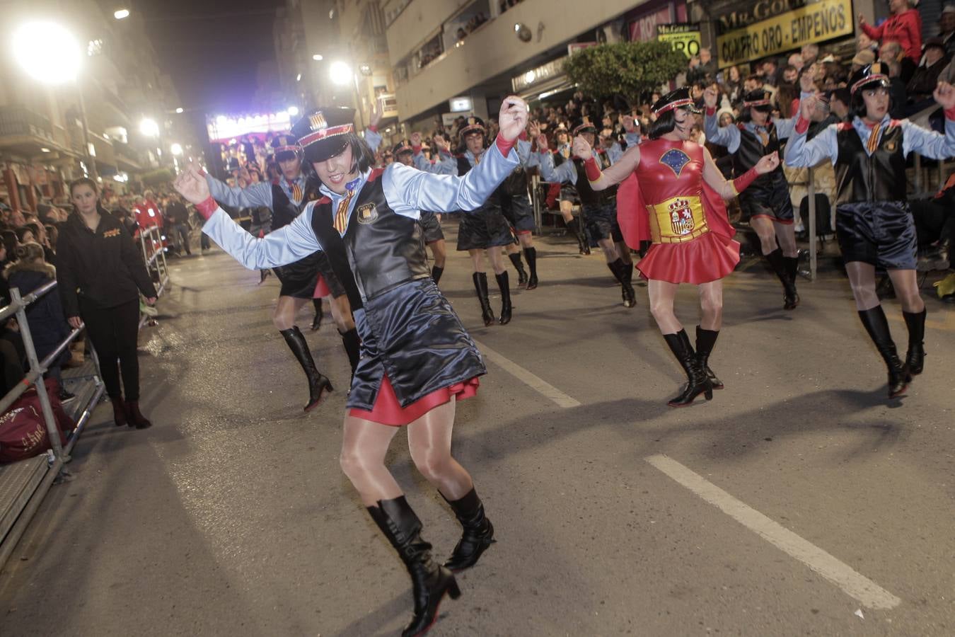 Las plumas y la fantasía desfilan por las calles de Águilas en el Lunes de Carnaval.