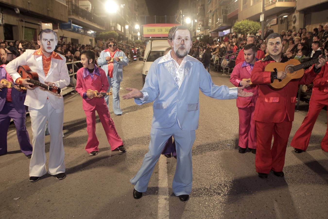 Las plumas y la fantasía desfilan por las calles de Águilas en el Lunes de Carnaval.