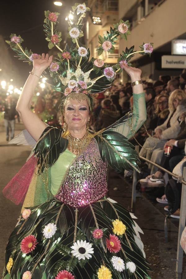 Las plumas y la fantasía desfilan por las calles de Águilas en el Lunes de Carnaval.