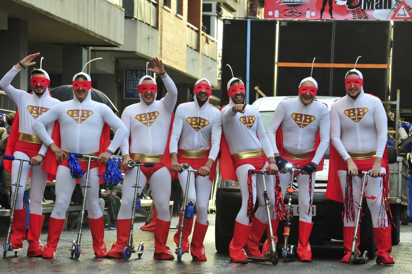La lluvia y el viento desapacible deslucieron el lunes el segundo desfile de comparsas del Carnaval de Cabezo de Torres