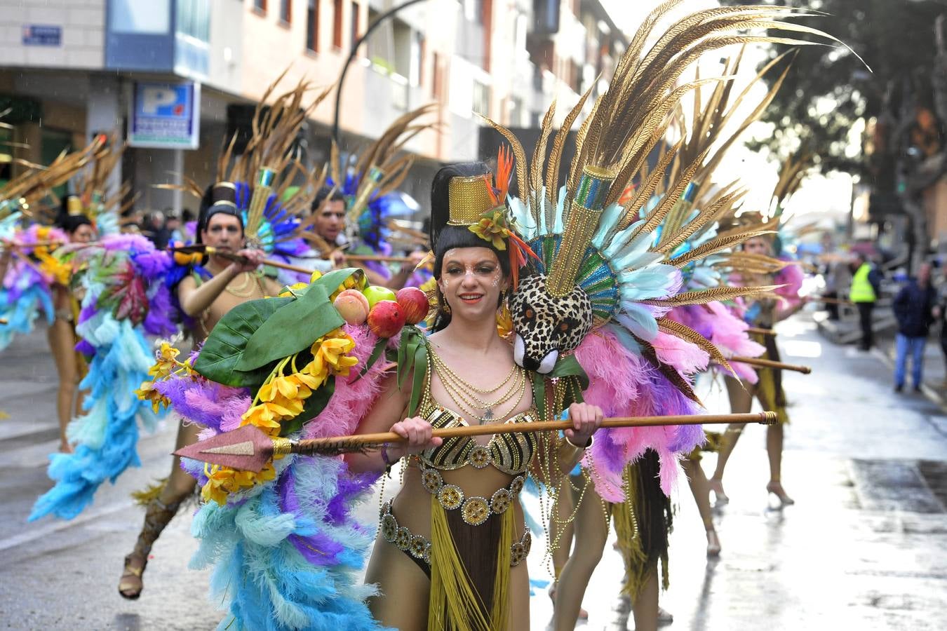La lluvia y el viento desapacible deslucieron el lunes el segundo desfile de comparsas del Carnaval de Cabezo de Torres