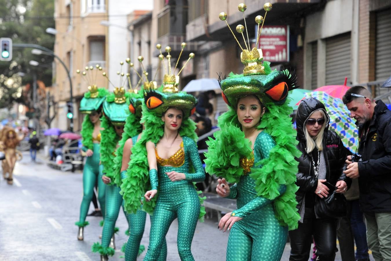 La lluvia y el viento desapacible deslucieron el lunes el segundo desfile de comparsas del Carnaval de Cabezo de Torres