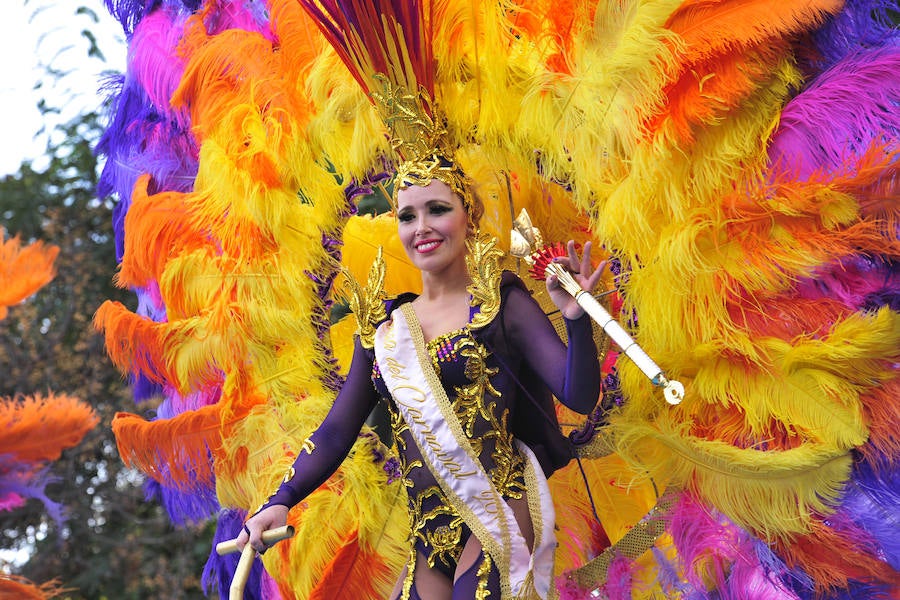 Las comparsas de Cabezo de Torres se lucen ante miles de vecinos y visitantes.