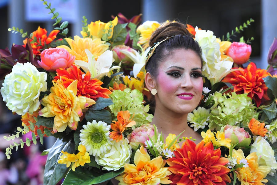 Las comparsas de Cabezo de Torres se lucen ante miles de vecinos y visitantes.