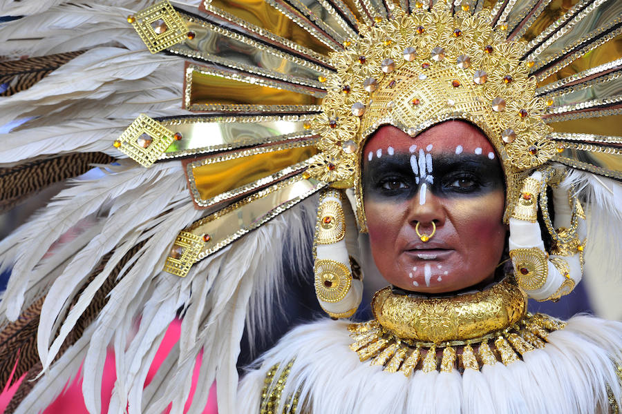 Las comparsas de Cabezo de Torres se lucen ante miles de vecinos y visitantes.