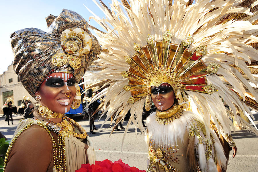Las comparsas de Cabezo de Torres se lucen ante miles de vecinos y visitantes.
