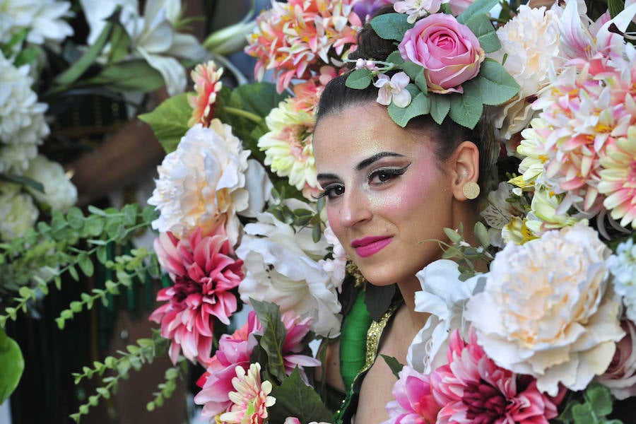 Las comparsas de Cabezo de Torres se lucen ante miles de vecinos y visitantes.