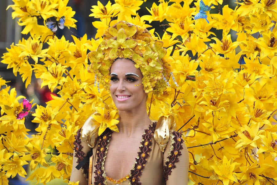 Las comparsas de Cabezo de Torres se lucen ante miles de vecinos y visitantes.