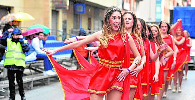 La lluvia desluce el desfile de Cabezo