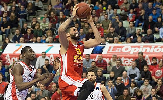Faverani entra a canasta en un partido de la pasada temporada, en una fotografía de archivo.