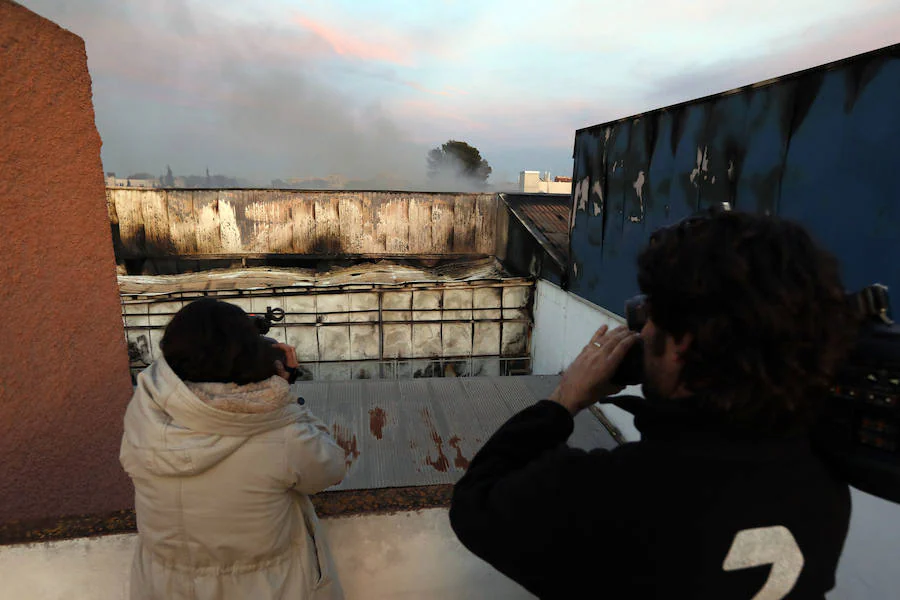 La gran humareda causada por el fuego se puede ver desde varios puntos de Murcia