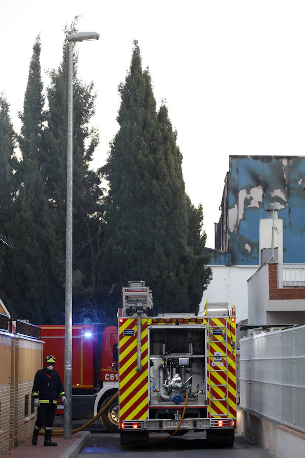 La gran humareda causada por el fuego se puede ver desde varios puntos de Murcia