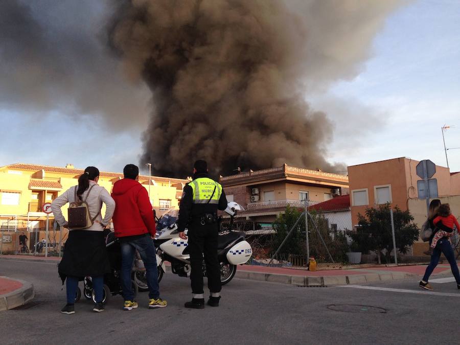 La gran humareda causada por el fuego se puede ver desde varios puntos de Murcia