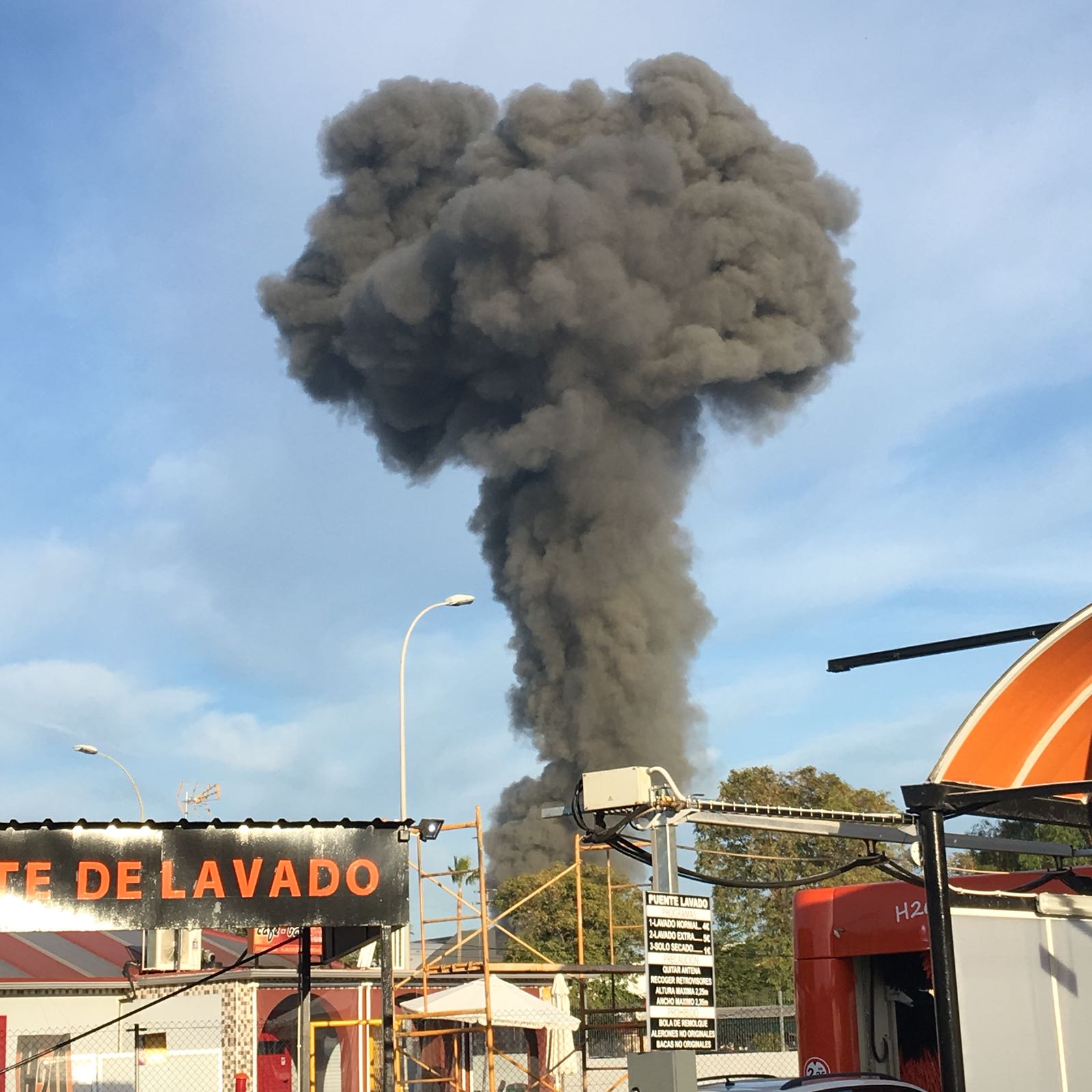 La gran humareda causada por el fuego se puede ver desde varios puntos de Murcia