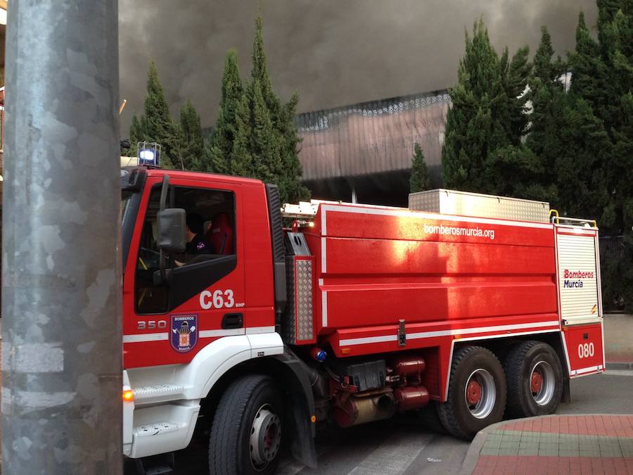 La gran humareda causada por el fuego se puede ver desde varios puntos de Murcia