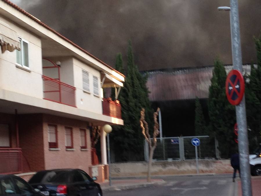 La gran humareda causada por el fuego se puede ver desde varios puntos de Murcia