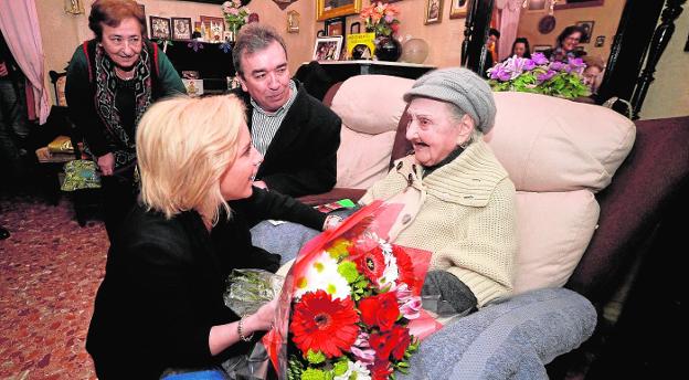 La centenaria Luisa Cabello recibiendo ayer un homenaje por parte de la consejera de Educación y del presidente de Anpe.