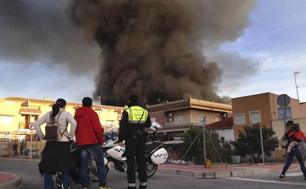 El fuego ha causado una columna de humo visible desde varios puntos de Murcia.