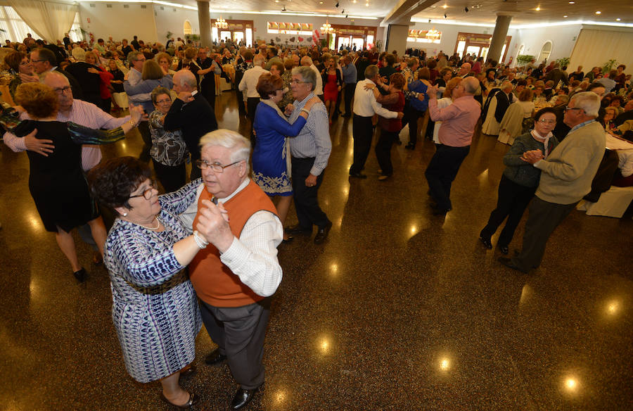 En el Jardín Botánico de la ciudad portuaria se ha celebrado una comida de convivencia, un Baile de los Enamorados y se ha homenajeado a la pareja de mayor edad