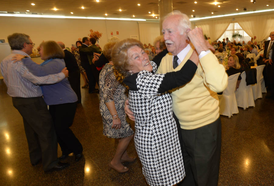 En el Jardín Botánico de la ciudad portuaria se ha celebrado una comida de convivencia, un Baile de los Enamorados y se ha homenajeado a la pareja de mayor edad
